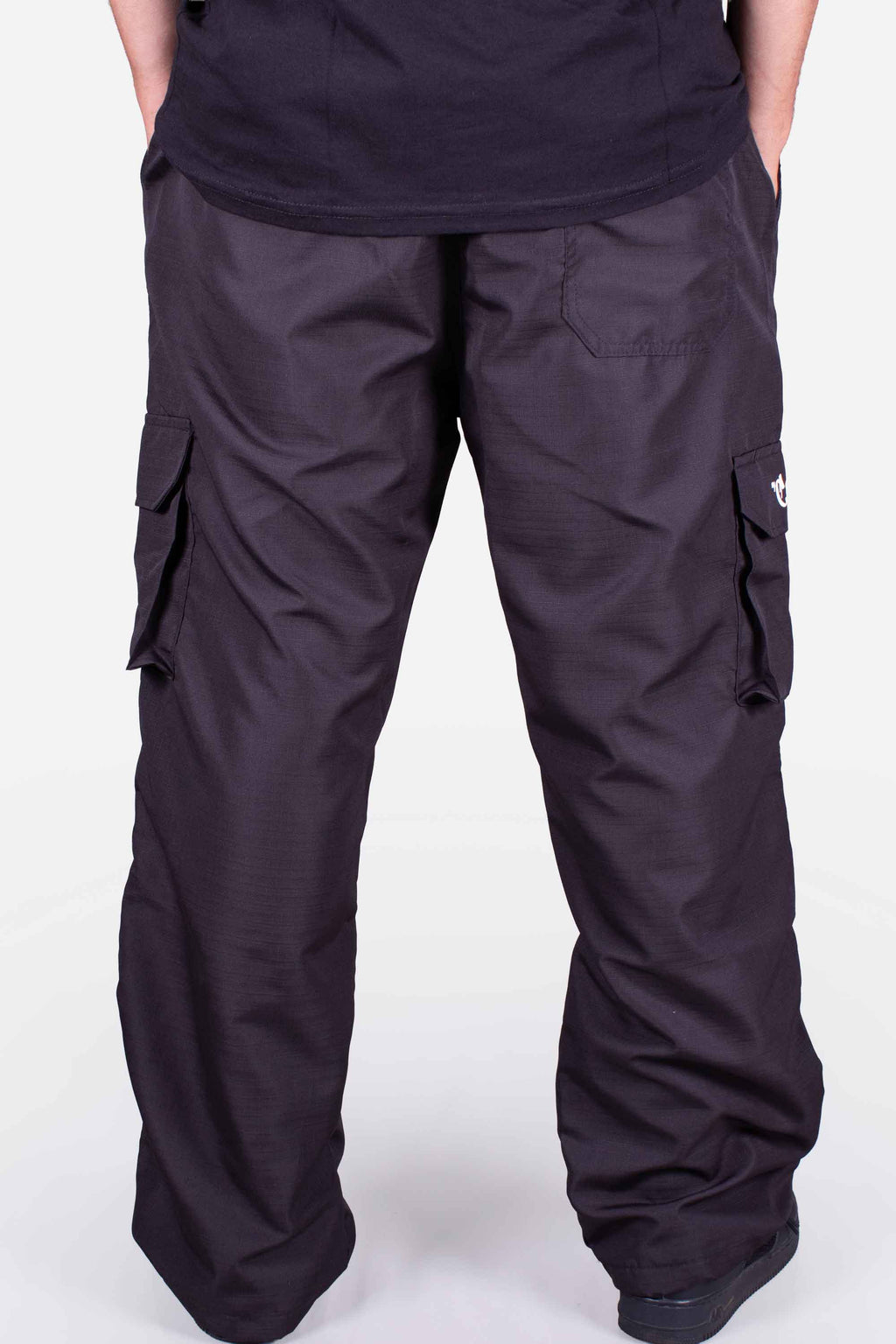 Calça Cargo Compton 8 Bolsos Elástico Ripstop Preta vista frontal destacando os 8 bolsos e o caimento reto.