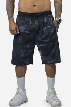 Modelo vestindo a peça: Bermuda Compton Full Print Tactel Preta
