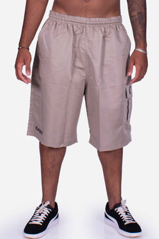 Modelo vestindo a peça: Bermuda Cargo Compton Elástico Plus Caqui