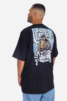 Modelo vestindo a peça: Camiseta Compton Oversized Boyz'N The Hood Preta