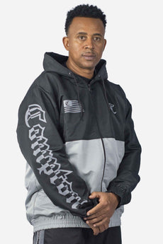 Modelo vestindo a peça: Jaqueta Compton Legacy 2 Cores Preto/Cinza Escuro