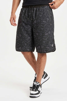 Modelo vestindo a peça: Bermuda Compton Tactel Full Print Blackfile Preta