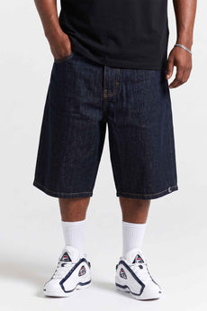 Modelo vestindo a peça: Bermuda Jeans Compton Black Five Poket