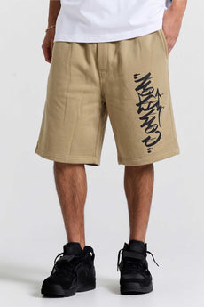 Modelo vestindo a peça: Bermuda Moletom Compton Drop Drained Caqui