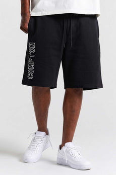 Modelo vestindo a peça: Bermuda Compton Moletinho Letter Bordada Preto