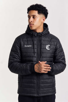 Modelo vestindo a peça: Jaqueta Compton Bobojaco Puffer Bordado Preto