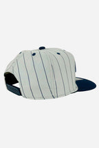 Boné Compton Aba Reta Snapback Classic Pinstripe Azul com design listrado e tampa azul, estilo urbano autêntico.