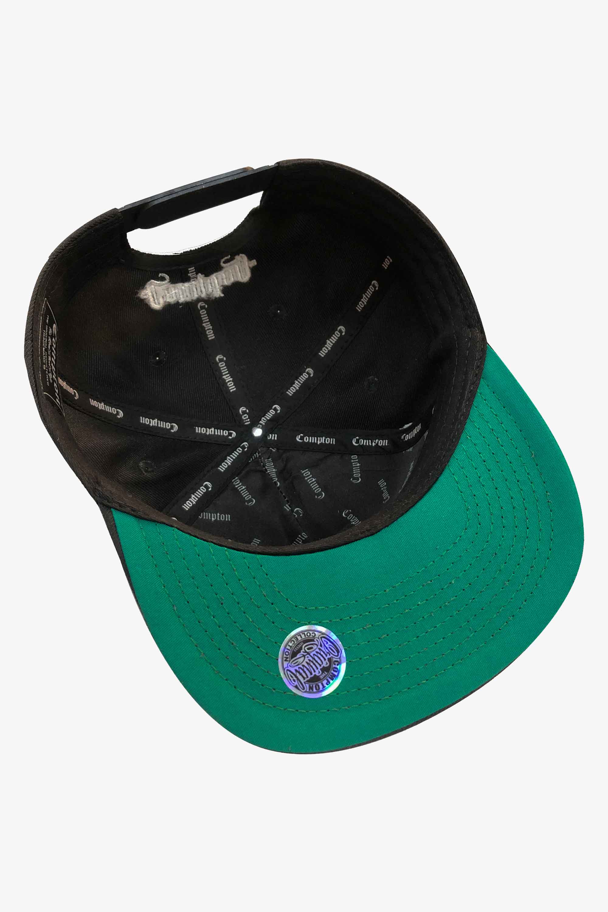 Interior view of the Boné Compton Aba Reta Los Angeles California Preto with green underbill and brand details.