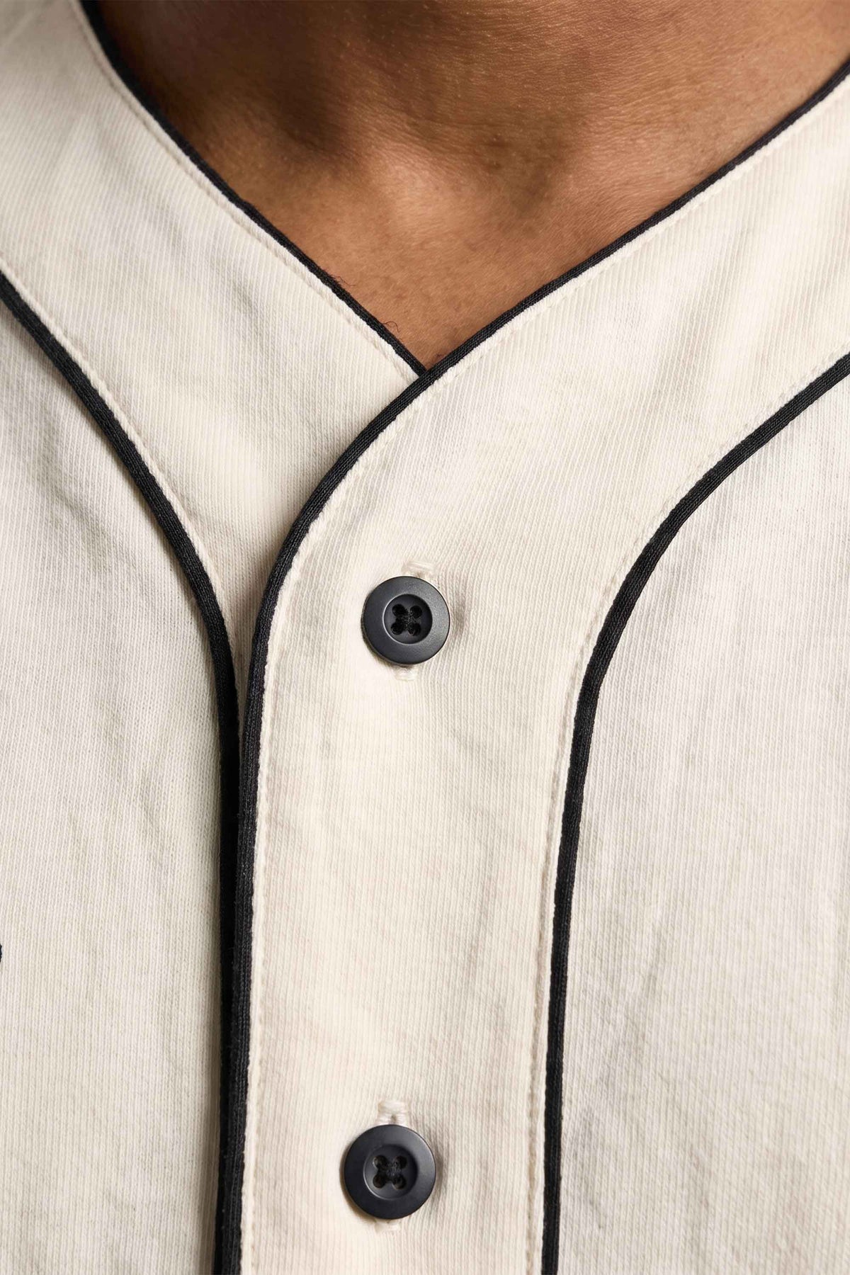 Kit Compton: Camiseta Baseball + Boné Dad Hat Baseball Off White