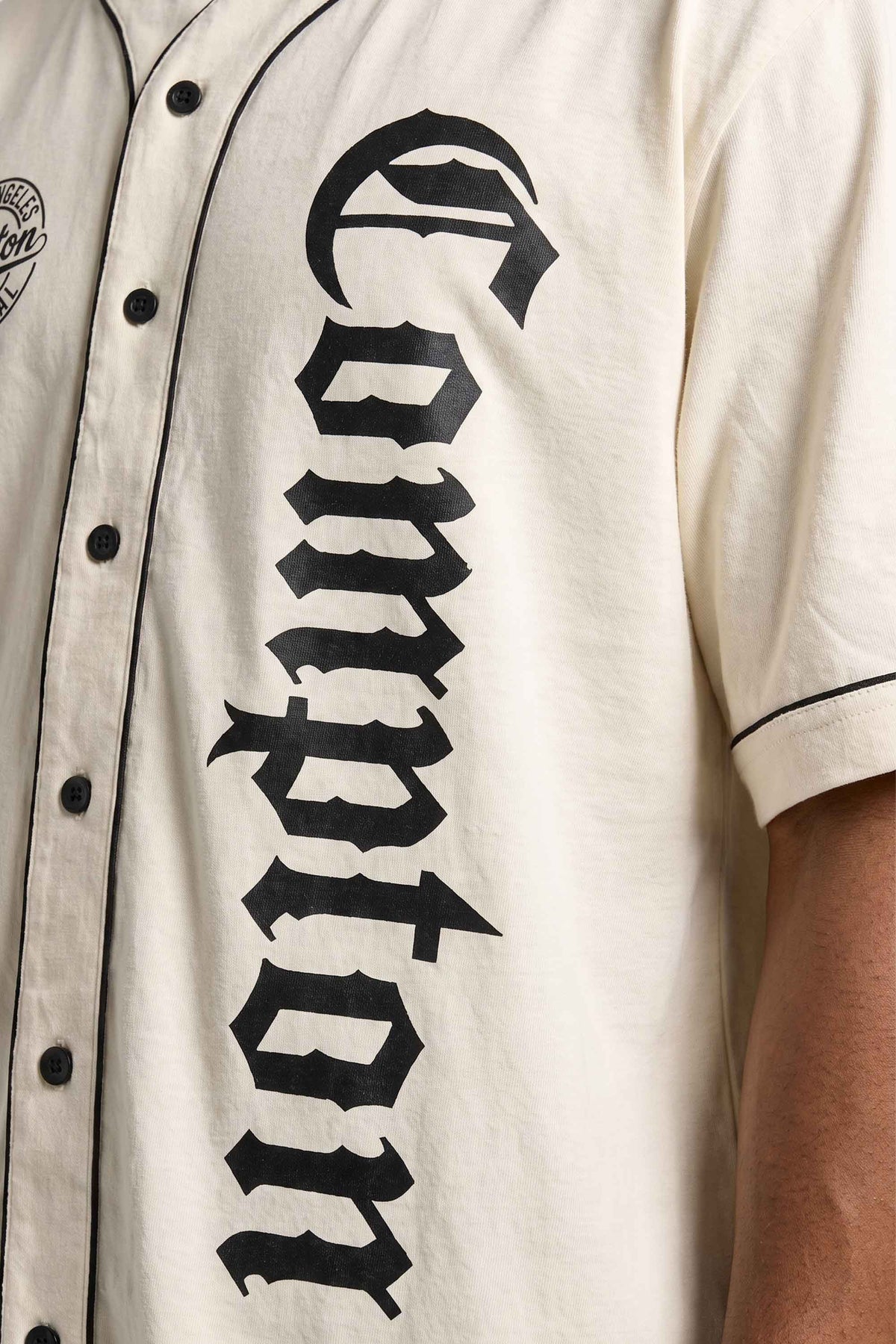 Kit Compton: Camiseta Baseball + Boné Dad Hat Baseball Off White