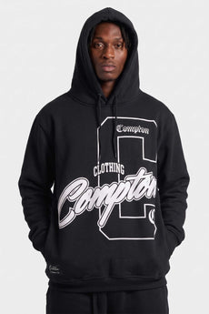 Modelo vestindo a peça: Moletom Compton Canguru Hood Certified Preto