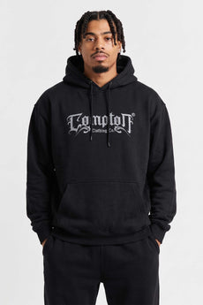 Modelo vestindo a peça: Moletom Compton Canguru Medieval Preto