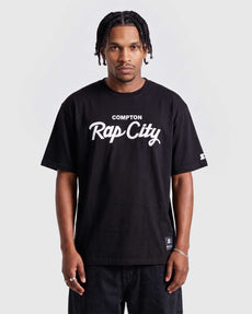 Modelo vestindo a peça: Camiseta Collab Starter x Compton Rap City Preta