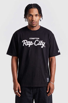 Modelo vestindo a peça: Camiseta Collab Starter x Compton Rap City Preta