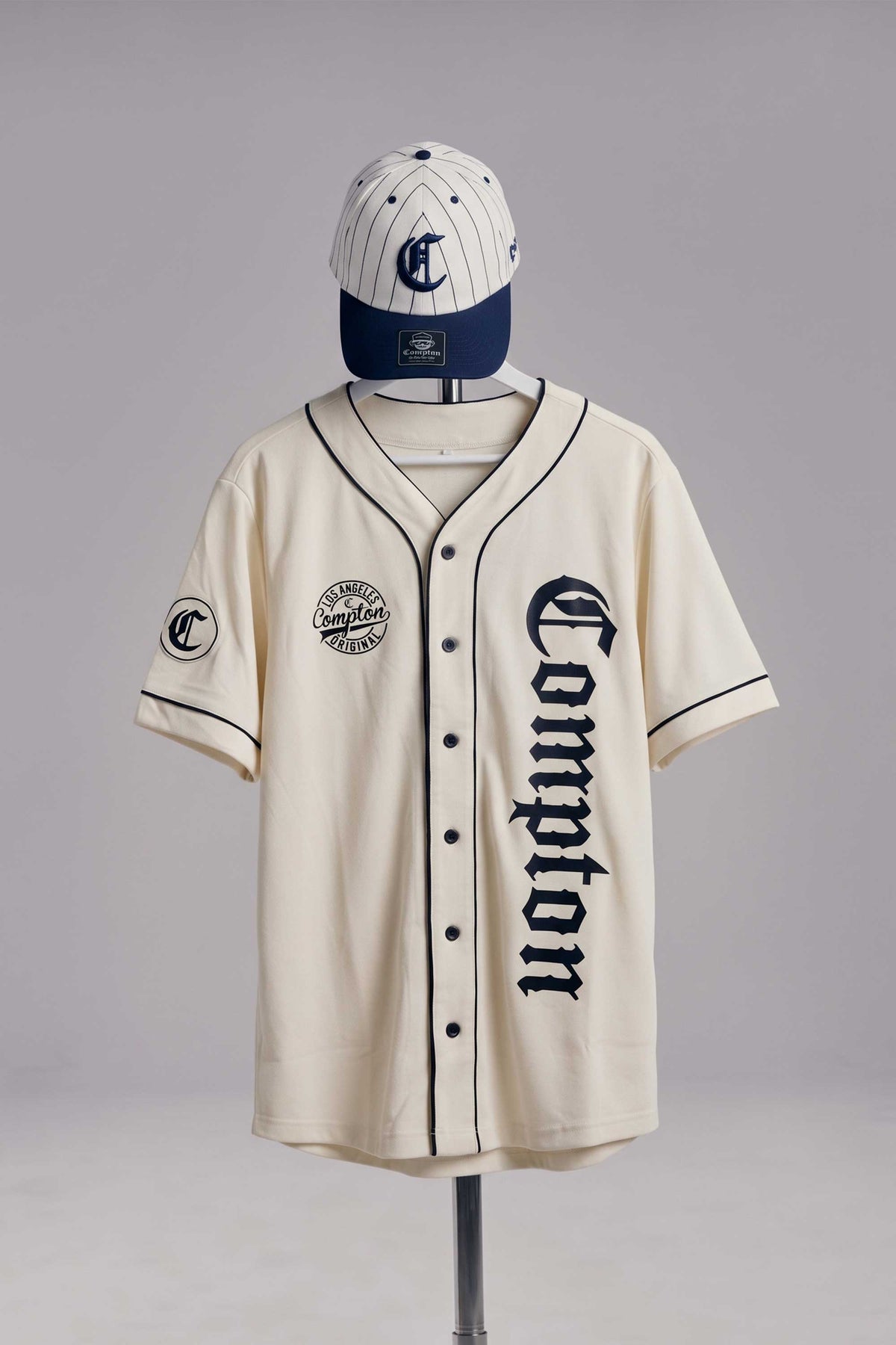 Kit Compton: Camiseta Baseball + Boné Dad Hat Baseball Off White