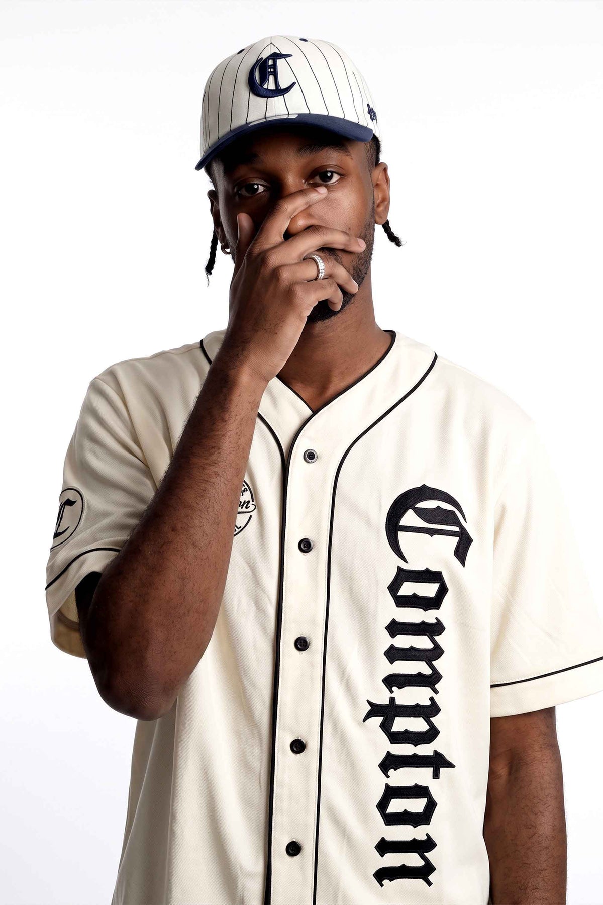 Kit Compton: Camiseta Baseball + Boné Dad Hat Baseball Off White