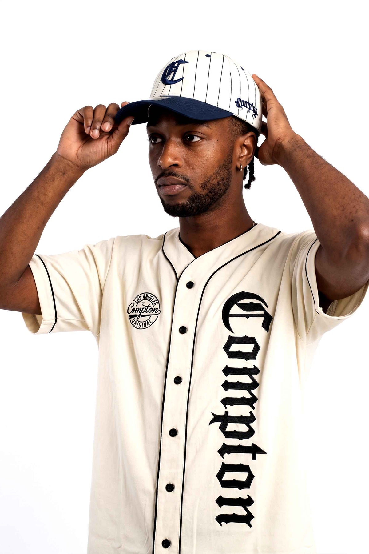 Kit Compton: Camiseta Baseball + Boné Dad Hat Baseball Off White
