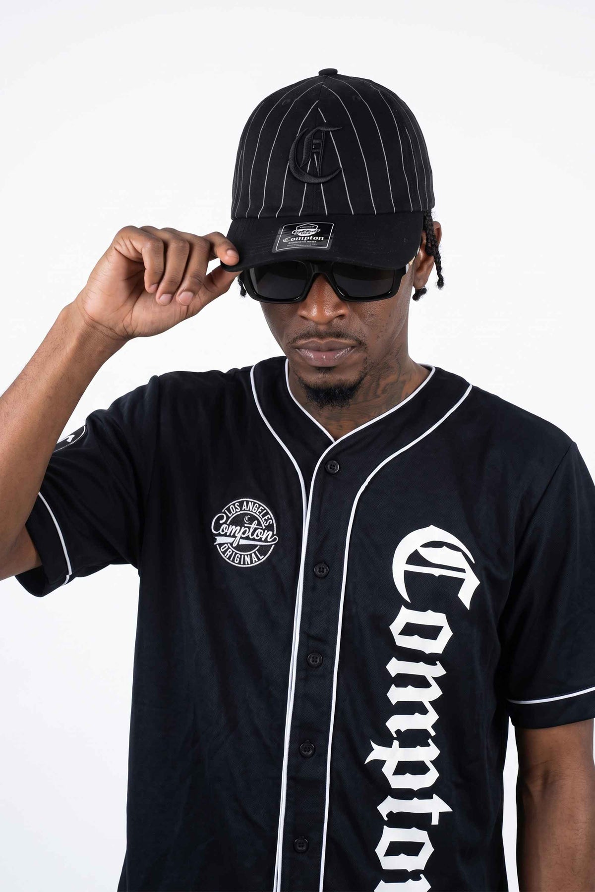 Kit Compton: Camiseta Baseball + Boné Dad Hat Baseball Preto