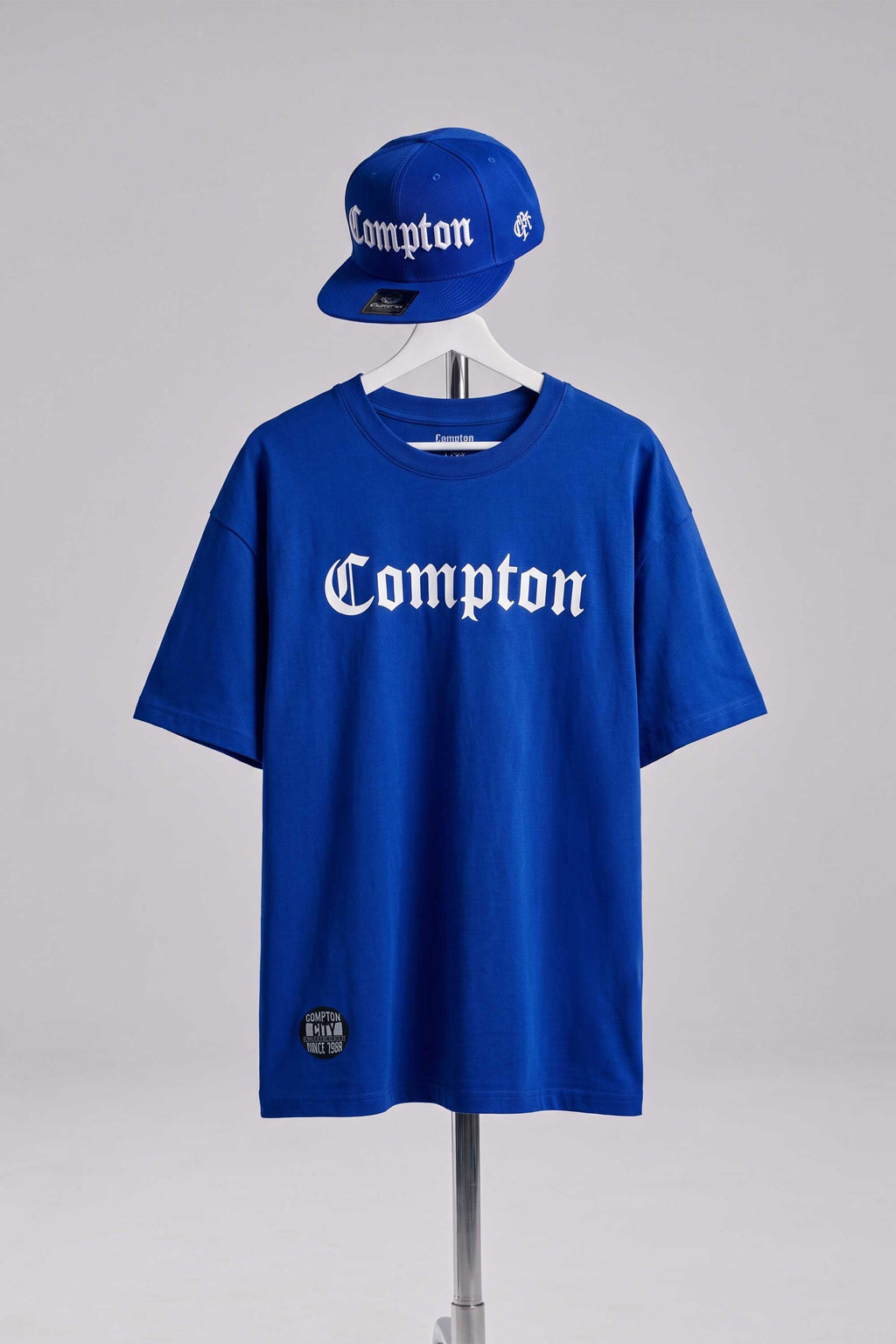 Kit Compton: Camiseta Oversized Compton Azul + Boné Aba Reta Snapback Compton Azul