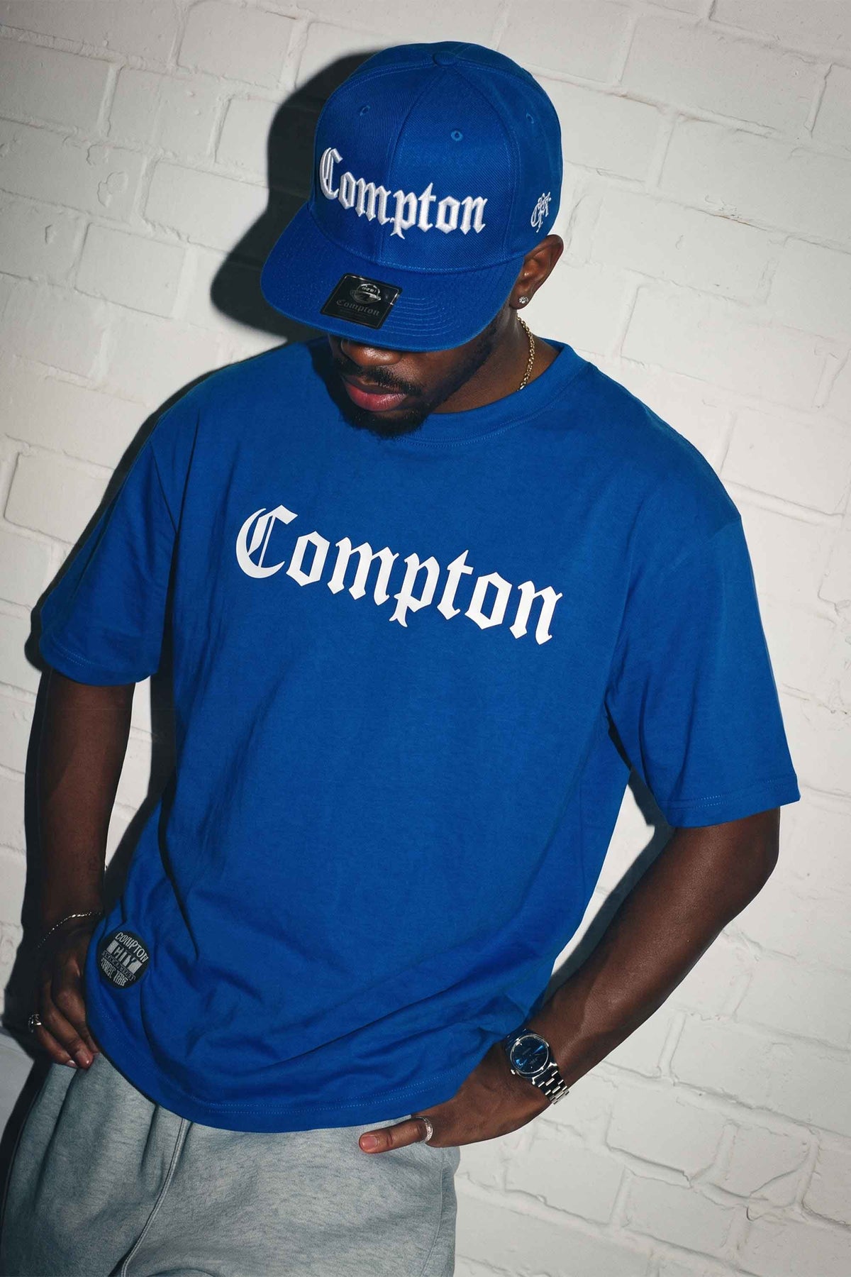 Kit Compton: Camiseta Oversized Compton Azul + Boné Aba Reta Snapback Compton Azul