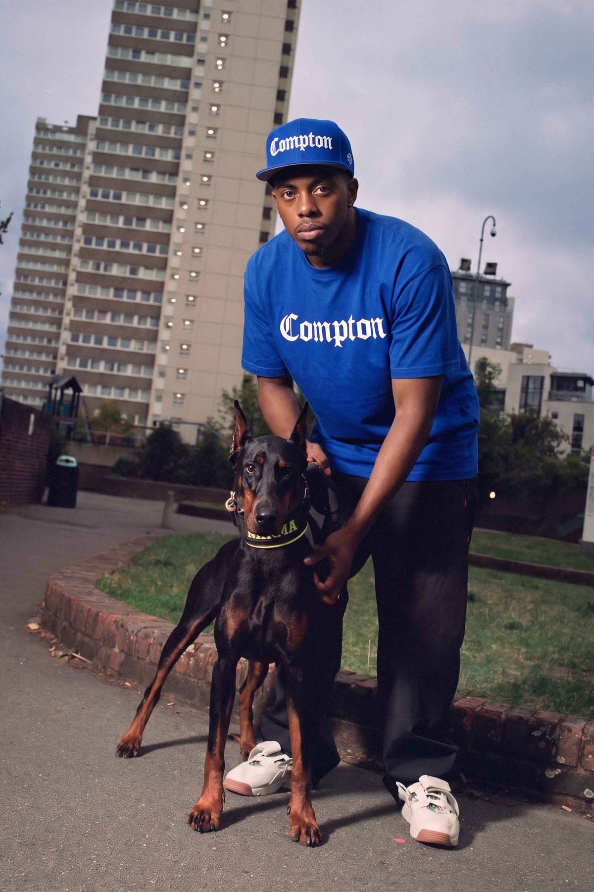 Kit Compton: Camiseta Oversized Compton Azul + Boné Aba Reta Snapback Compton Azul