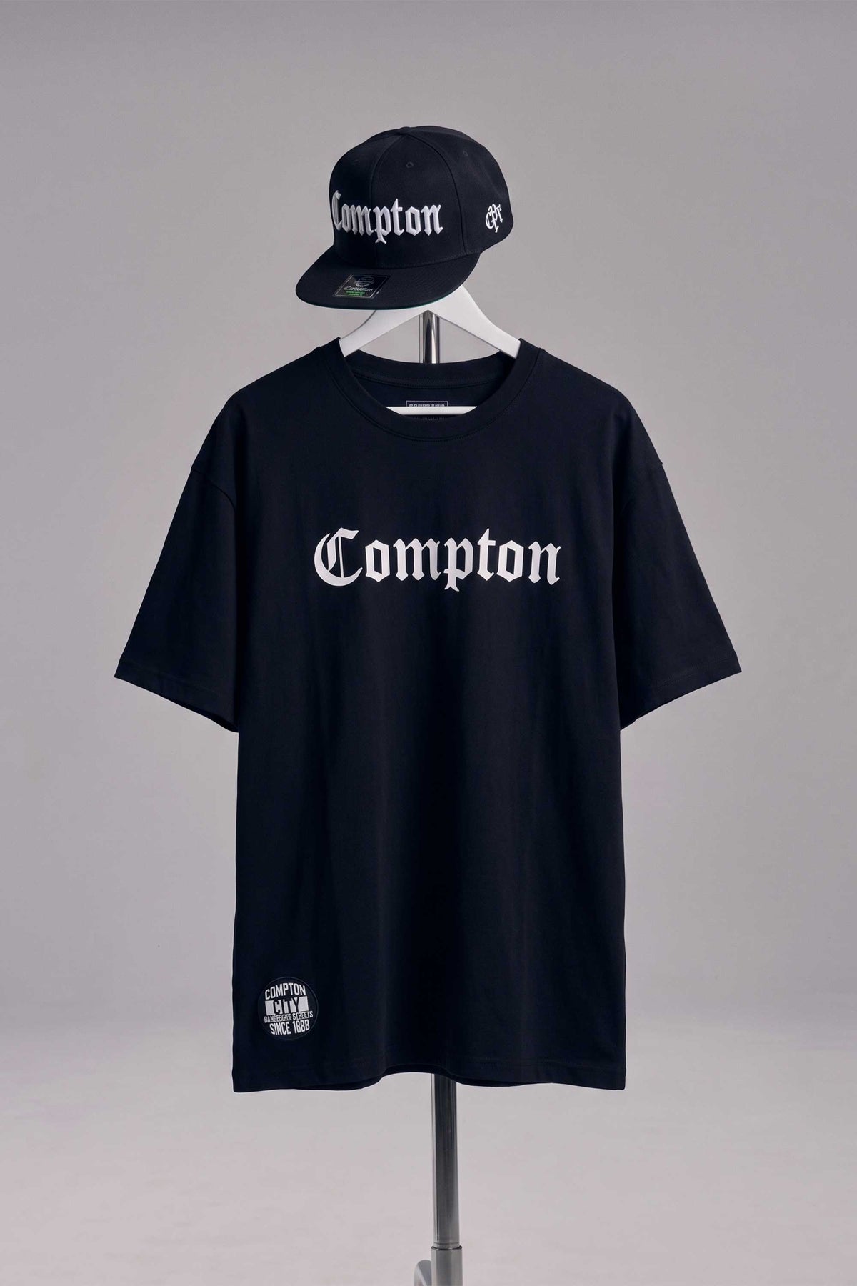 Kit Compton: Camiseta Oversized Compton + Boné Aba Reta Snapback Compton Preto