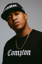 Kit Compton: Camiseta Oversized Compton + Boné Aba Reta Snapback Compton Preto