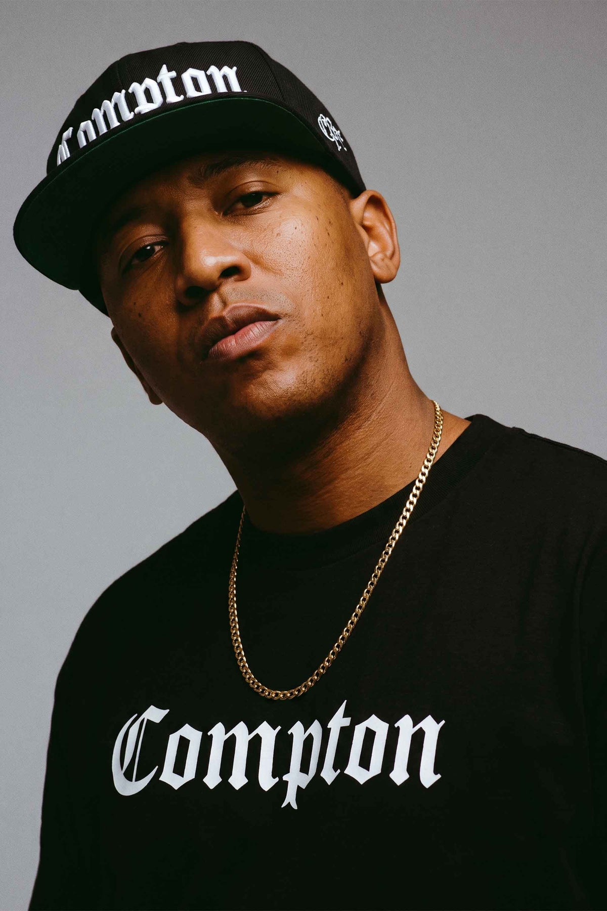 Kit Compton: Camiseta Oversized Compton + Boné Aba Reta Snapback Compton Preto