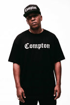 Kit Compton: Camiseta Oversized Compton + Boné Aba Reta Snapback Compton Preto