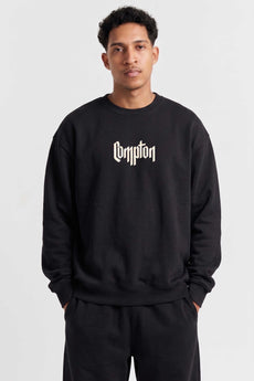 Modelo vestindo a peça: Moletom Compton Careca Gorro Preto