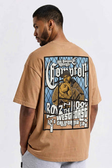 Modelo vestindo a peça: Camiseta Compton Oversized Boyz'N The Hood Caqui