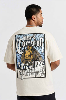 Modelo vestindo a peça: Camiseta Compton Oversized Boyz'N The Hood - Off White