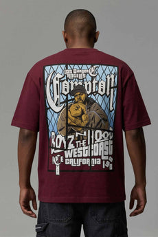 Modelo vestindo a peça: Camiseta Compton Oversized Boyz'N The Hood Vinho
