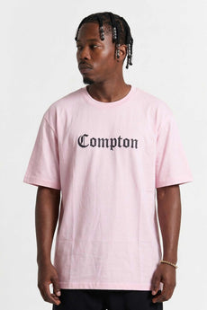 Modelo vestindo a peça: Camiseta Compton Oversized Classic Rosa