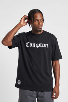 Modelo vestindo a peça: Camiseta Oversized Compton Streetwear Clássica Preta