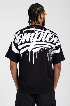 Modelo vestindo a peça: Camiseta Compton Oversized Drained Preta