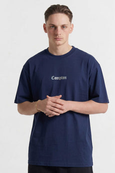 Modelo vestindo a peça: Camiseta Compton Oversized Logo Refletivo Marinho