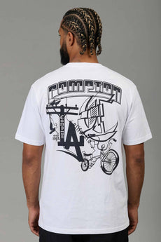 Modelo vestindo a peça: Camiseta Compton Oversized Lowbike Legacy Branco