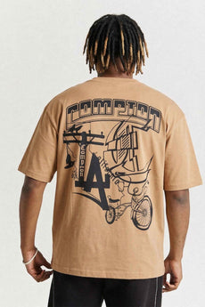 Modelo vestindo a peça: Camiseta Compton Oversized Lowbike Legacy Caqui
