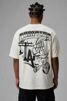 Modelo vestindo a peça: Camiseta Compton Oversized Lowbike Legacy Off White