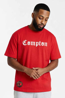 Modelo vestindo a peça: Camiseta Compton Oversized New Logo Furtacor Vermelha