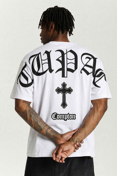 Modelo vestindo a peça: Camiseta Compton Oversized Tupac Branca