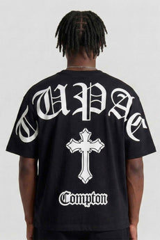 Modelo vestindo a peça: Camiseta Compton Oversized Tupac Preta