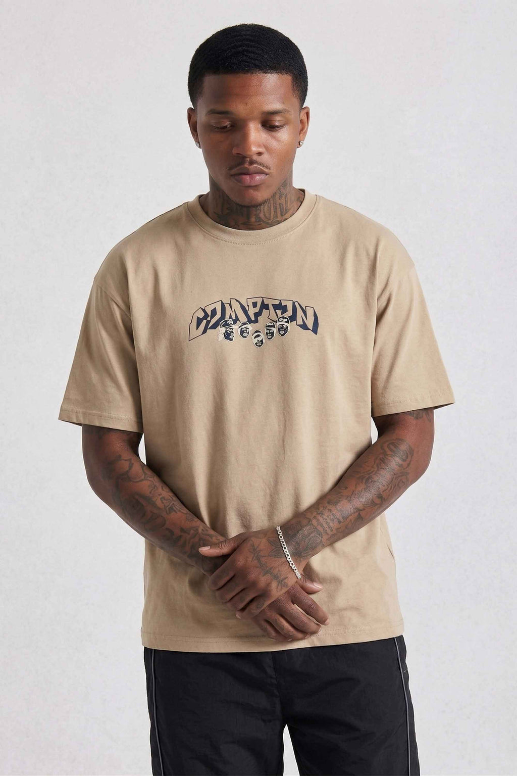 Camiseta Compton Oversized NWA Faces Alto Relevo Caqui