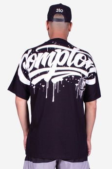 Modelo vestindo a peça: Camiseta Compton Oversized Drained Preta