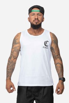 Modelo vestindo a peça: Regata Compton Logo Branca