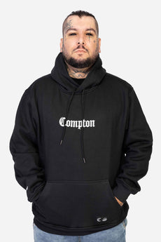 Modelo vestindo a peça: Moletom Compton Canguru Logo Refletivo Preto