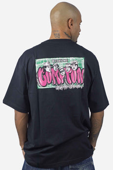 Modelo vestindo a peça: Camiseta Compton Oversized Welcome Preta