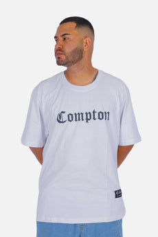 Modelo vestindo a peça: Camiseta Compton Oversized Classic Branca