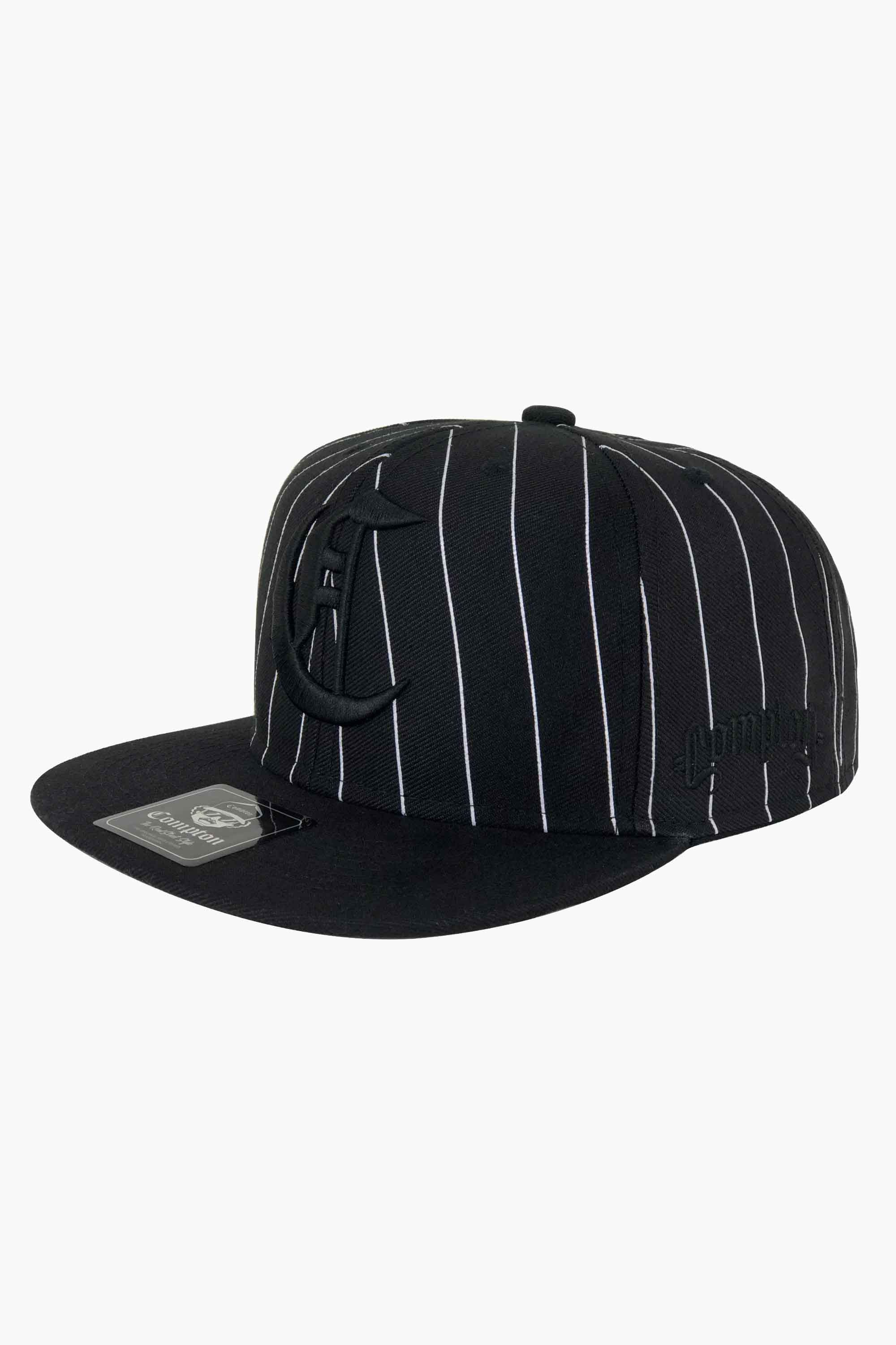 Boné Compton Aba Reta Snapback Logo Pinstripe Preto com estampa pinstripe clássica e fechamento snapback ajustável.
